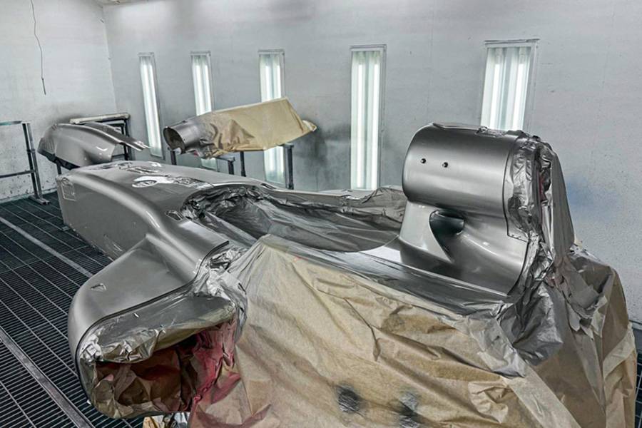 Der Audi-Formel-1-Rennwagen in der Lackierkabine in Hinwil: Hier erhält der R26 sein charakteristisches Titanium Grey, appliziert mit dem Glasurit-Lacksystem.