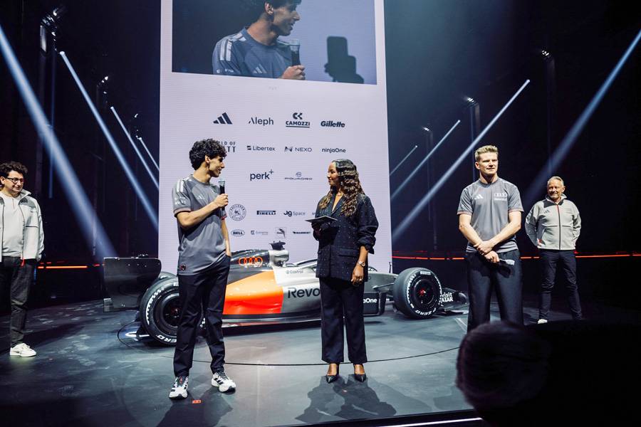 Première sur scène pour la nouvelle équipe : Gabriel Bortoleto (à gauche) et Nico Hülkenberg présentent, lors de la manifestation de lacement à Berlin, le projet Audi Revolut F1.