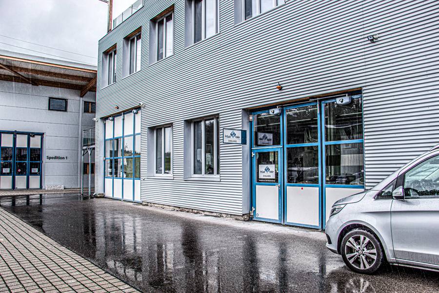 L’Audi R26 dévoile pour la première fois sa nouvelle livrée en Titanium Grey, avec des accents Lava Red et des surfaces en carbone apparent – développée et peinte avec la technologie Glasurit.