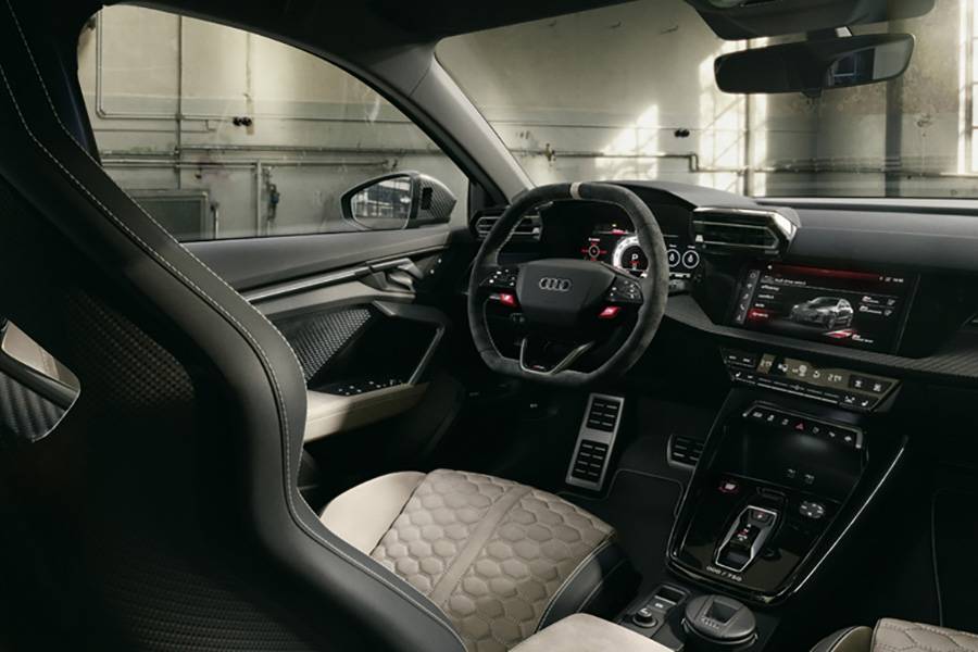 Im Innenraum setzt Audi auf Motorsport-Anmutung statt Wohnzimmerwärme. RS-Schalensitze, klare Linien und ein fahrerorientiertes Cockpit machen keinen Hehl daraus, worum es hier geht.