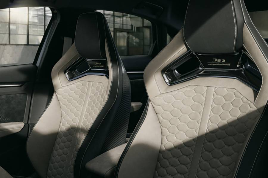 Die RS-Schalensitze gehören zu den markantesten Details im Innenraum. Sie unterstreichen, dass diese Edition nicht einfach besser ausgestattet sein will, sondern spürbar eigenständig.