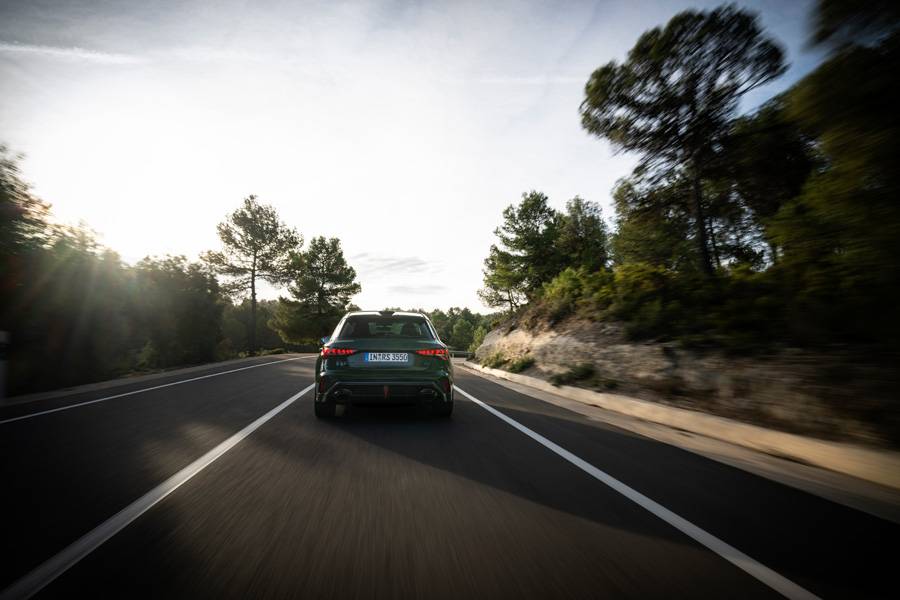 Sur route dégagée, la RS 3 competition limited semble évoluer sur son terrain naturel, là où le rythme et la précision comptent plus que l’esbroufe. Suspension filetée, Torque Splitter et freins carbone-céramique fournissent l’arsenal adéquat.