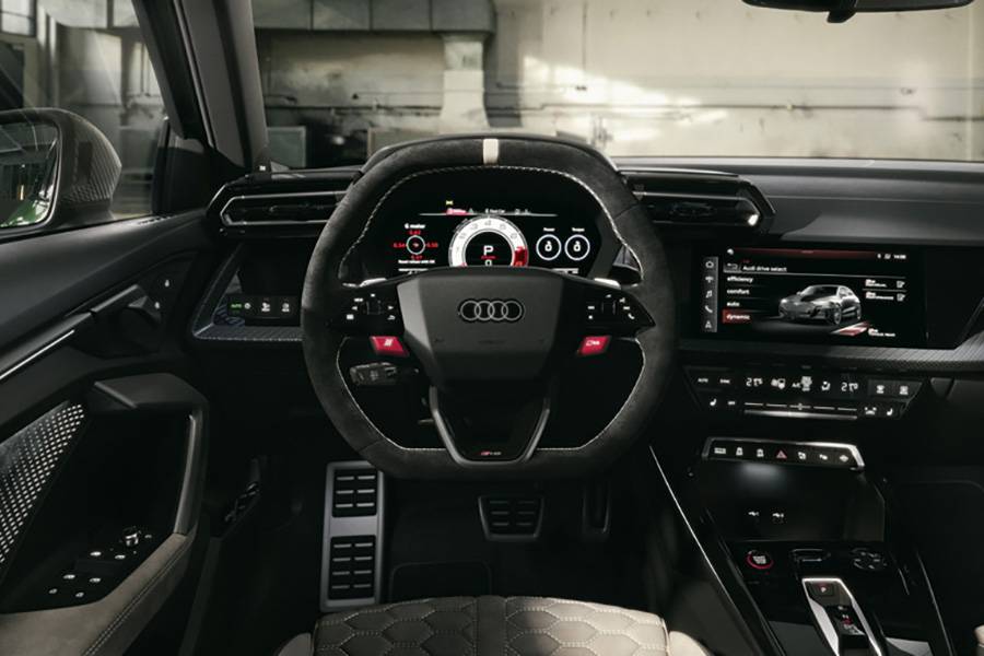 Le cockpit de la RS 3 competition limited associe précision numérique et accentuation sportive. Données de performance, affichages RS et volant aplati replacent systématiquement le conducteur au centre.