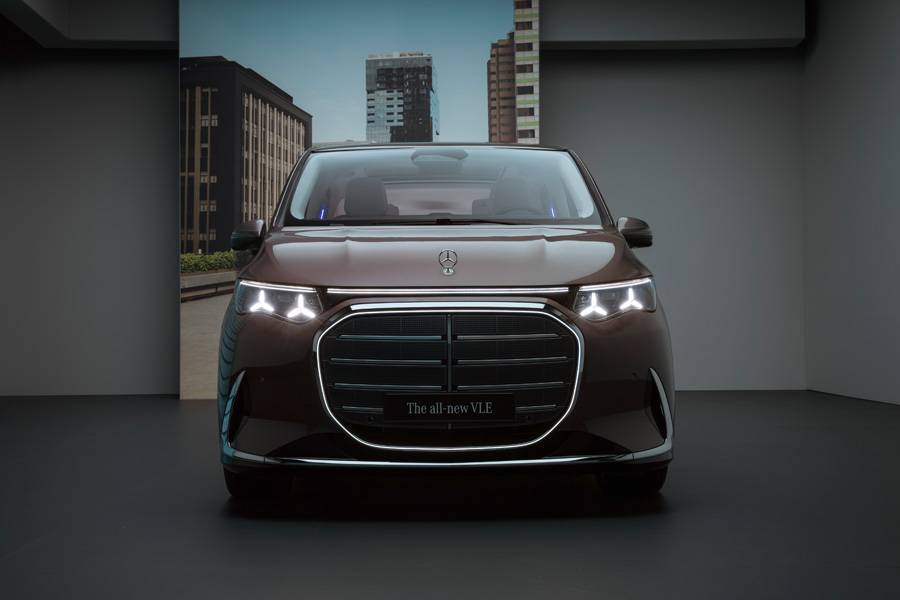 Der neue Mercedes VLE zeigt Front – mit markentypischem Gesicht, neuer Lichtsignatur und dem Anspruch, mehr zu sein als nur ein Van.