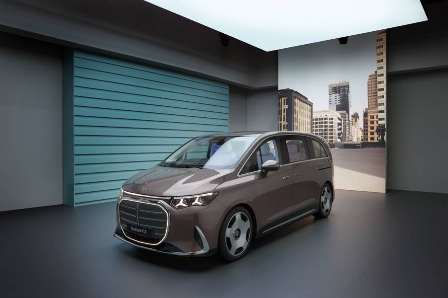 Silhouette basse, porte-à-faux courts et grande calandre donnent le ton : le VLE veut être une limousine grand format, pas seulement une familiale.