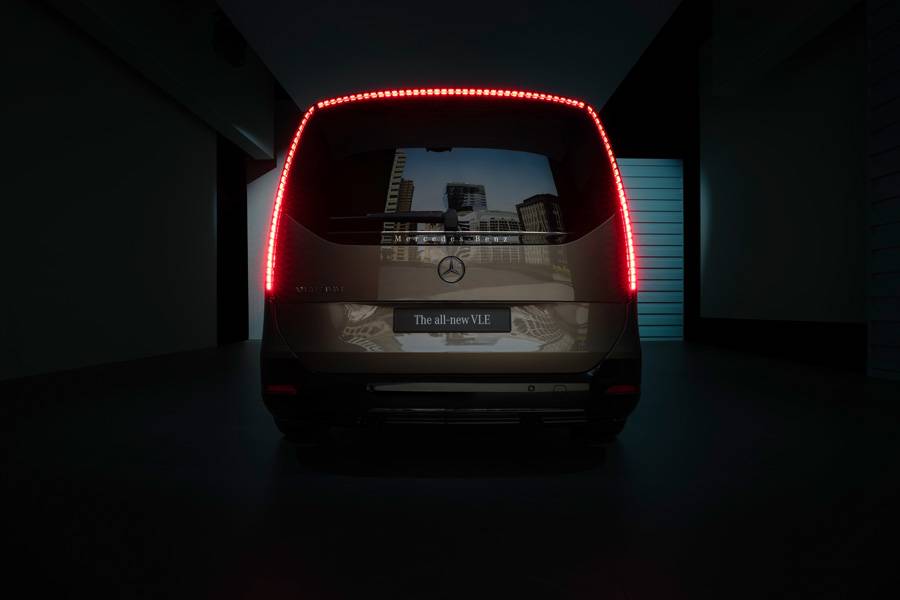 Le bandeau lumineux continu à l’arrière donne au VLE une signature lumineuse reconnaissable entre toutes et souligne ses ambitions premium.