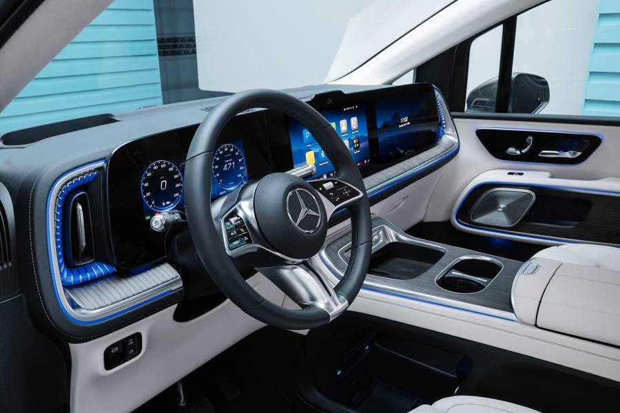 À l’avant, Mercedes mise sur un cockpit numérique au dessin moderne, aux surfaces généreuses et à une mise en scène qui vise clairement le haut de gamme.