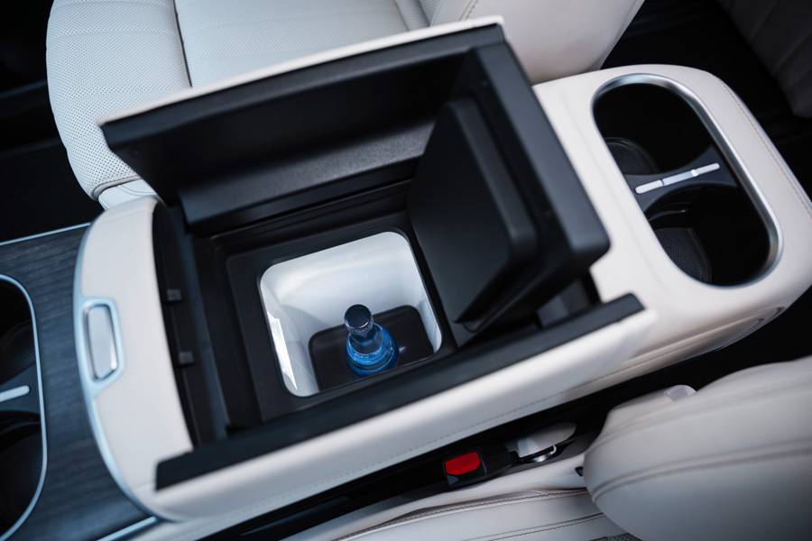 Même la console centrale se montre intelligente, avec un compartiment réfrigéré ou chauffant selon la version choisie.