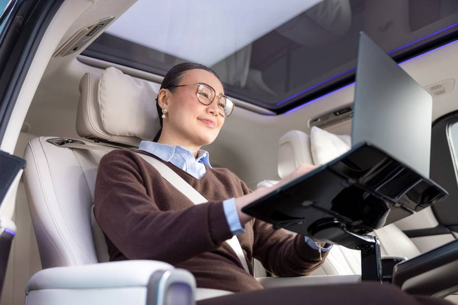 Travailler en route ne doit pas avoir l’air d’une solution de fortune dans le VLE : tablette rabattable, siège confort et vaste espace transforment l’arrière en bureau mobile.