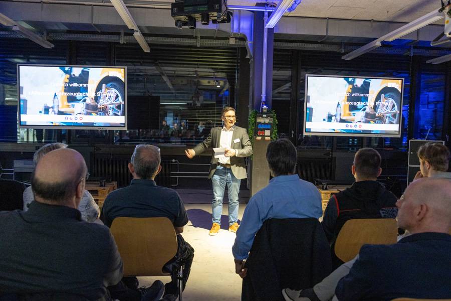 René Kohler, Leiter Bildung Fahrzeugtechnik an der STFW, eröffnet den Abend vor über 100 Gästen aus der Carrosserie-, Reparatur- und Automobilbranche.