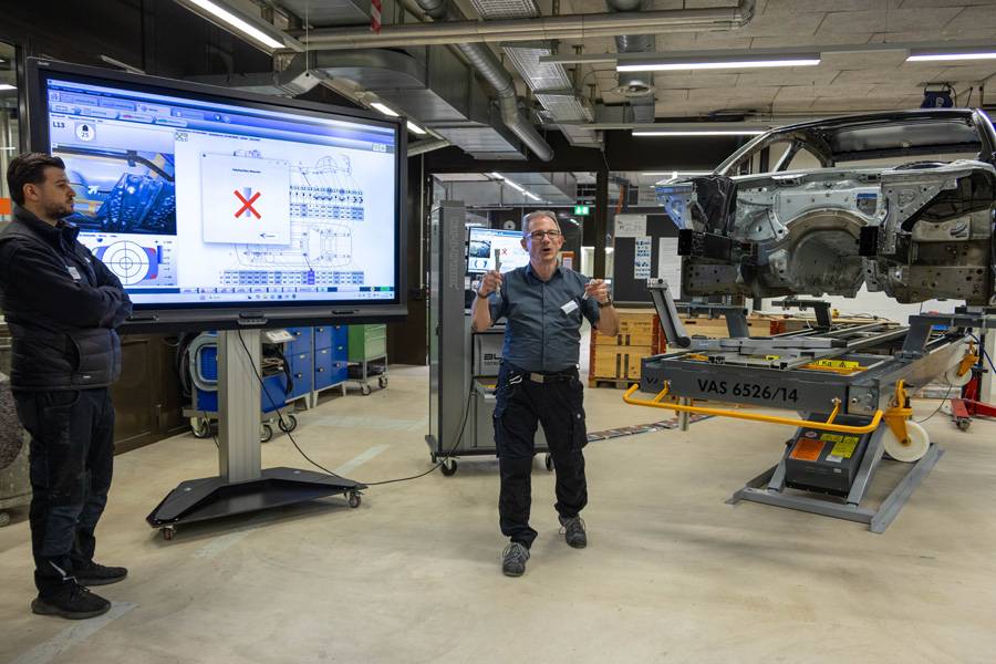 . . . schätzen, sondern ziemlich genau belegen lassen. Was in der Einführung noch nach Hightech mit sperrigem Namen klang, wird hier greifbar: Poppi demonstriert zwischen Carrosserie und Grossbildschirm.