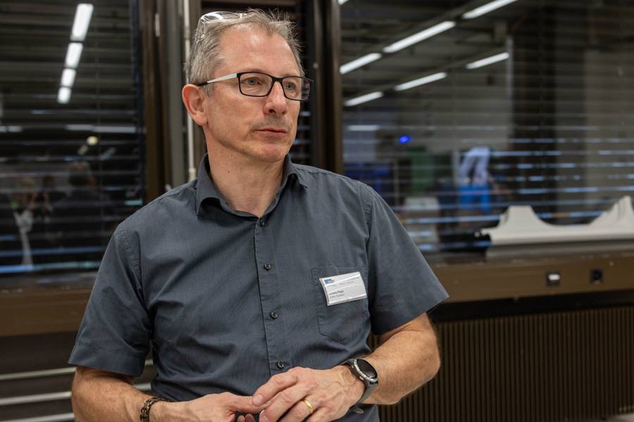 Luciano Poppi est l’homme de la précision : il présente la méthode moderne du banc de redressage et de la technologie de mesure « Car-O-Tronic Vision 2-X3 – autrement dit le système qui permet aujourd’hui non seulement . . . 