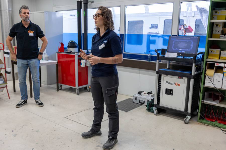 Valentina Kasper démontre l’utilisation du robot de peinture « Paint Go » et montre comment l’automatisation gagne progressivement du terrain, jusque dans la cabine de peinture.