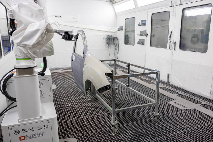 Vue dans la cabine. Le robot « Paint Go » peint une aile avant avec sa portière – un exemple parlant de la manière dont la technologie moderne peut prendre en charge des opérations standardisées avec une grande précision. 