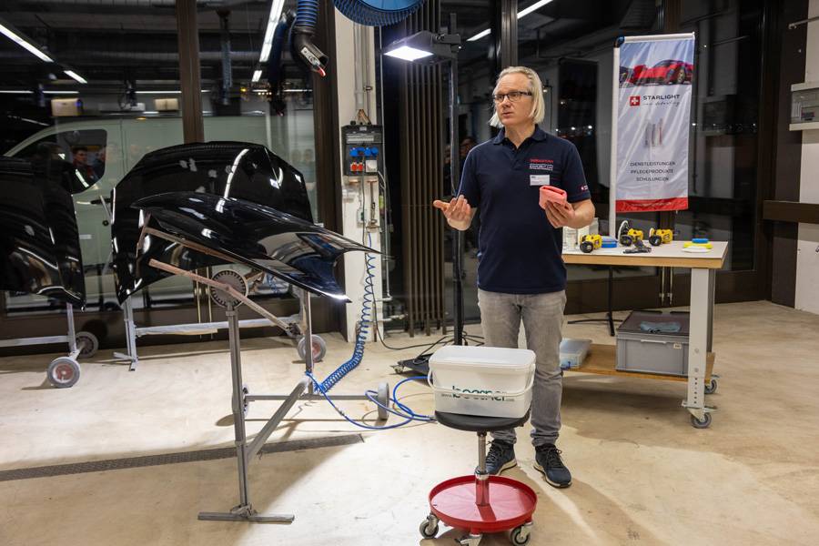 Sebastian Schröder présente la méthode de lavage et de polissage de « Starlight Car ». Il montre comment le nettoyage, la protection et la préparation de la peinture destinée à des surfaces exigeantes peuvent être réalisés de manière professionnelle.