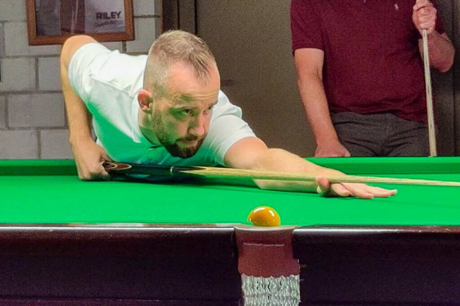 . . . ein verlängerter Gedanke in der Hand, die Linien klar, der Stoss kurz vor dem Start. Ein Moment zwischen Anspannung und Präzision, eingefangen im Schein des Clublichts.