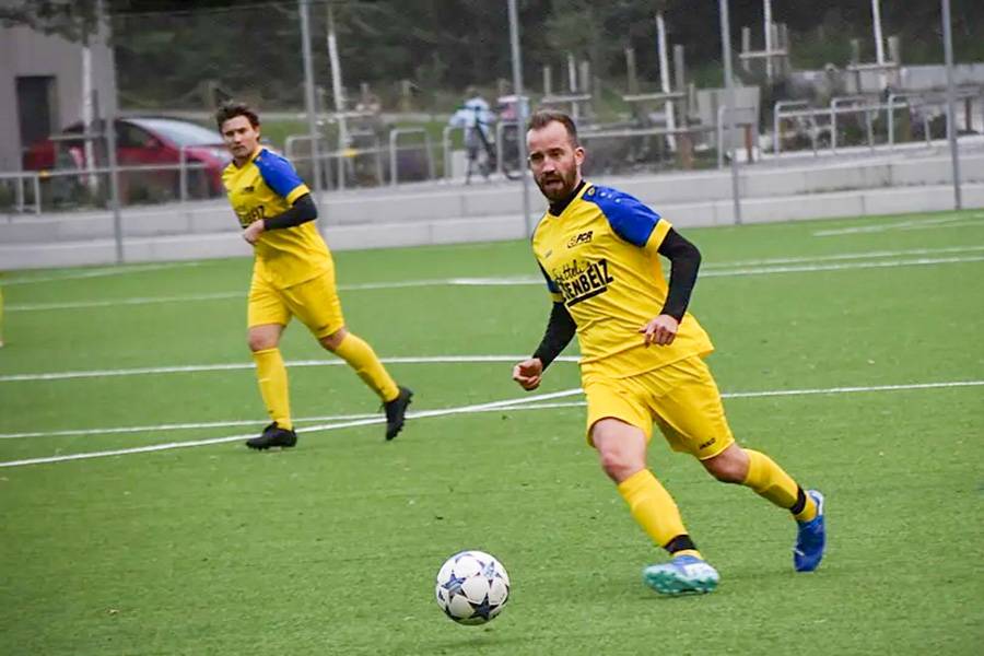 Mittelfeldmotor Hasenfratz zieht seine Kreise: Entschlossen am Ball, bereit, das nächste Loch in die gegnerische Abwehr zu bohren. Ein Moment der Dynamik – und einer Mischung aus Übersicht und Einsatz, die auf jedem Amateurplatz den Unterschied macht.