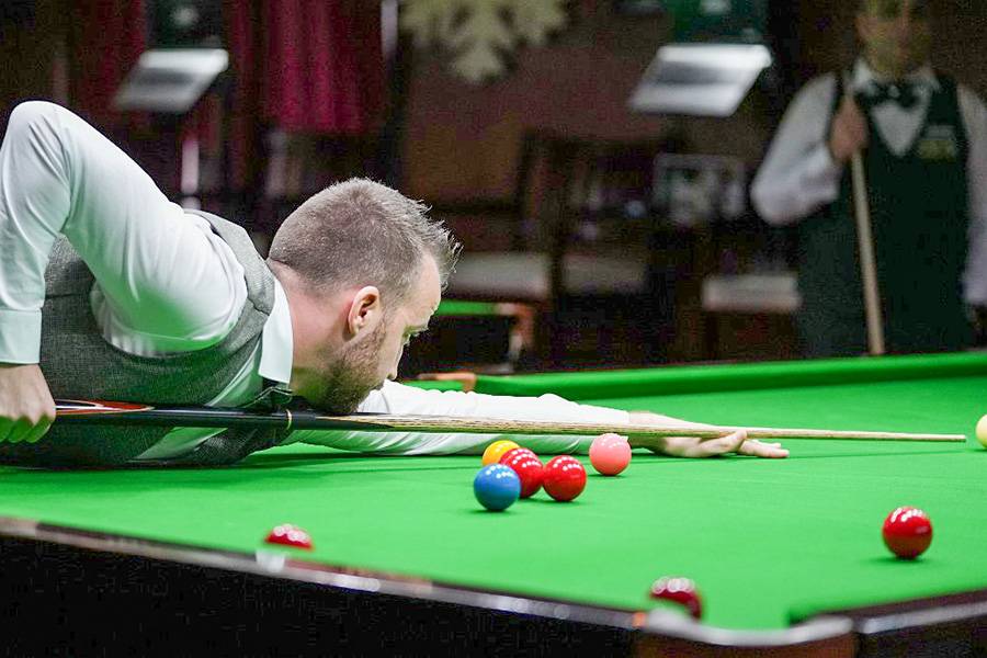 Avec le calme d’un horloger et la tension corporelle d’un sprinteur, Sandro Hasenfratz se penche sur la table de billard – le regard fixe, la main guidant la queue . . . 