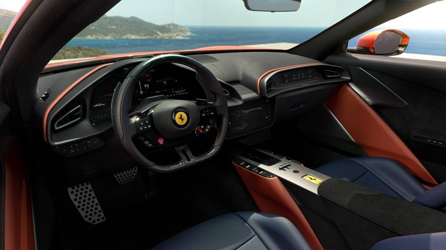 Im Cockpit kehrt Ferrari zu mehr haptischer Klarheit zurück: physische Tasten am Lenkrad, der klassische Startknopf und eine klar fahrerorientierte Architektur. Digital ist hier vieles, beliebig wirkt nichts.