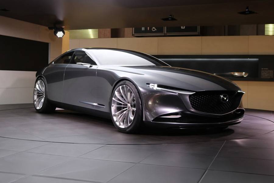 Mit dem Vision Coupe zeigte Mazda 2017, wie modern die Formensprache des historischen Luce weitergedacht werden kann. Das Concept Car gilt als stilistische Hommage an den Luce Rotary Coupe – und schlägt damit die Brücke zwischen Vergangenheit und Gegenwart.