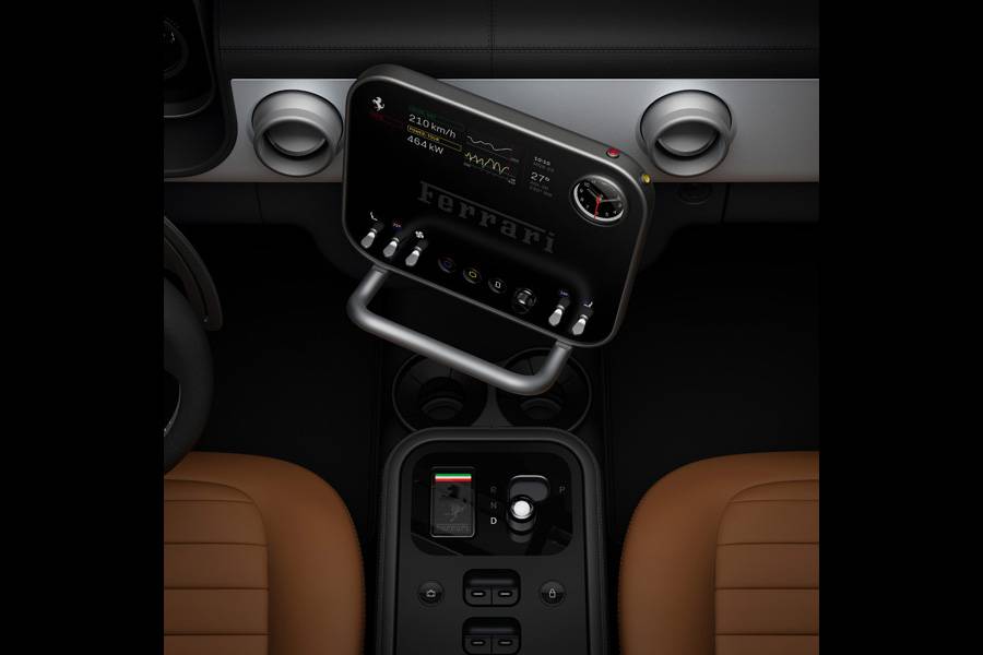 Vom Ferrari Luce gibt es bislang noch keine offiziellen Bilder des Exterieurs, veröffentlicht wurde bisher nur das Interieur. Gerade dieses erste Innenraumbild zeigt jedoch bereits, wie stark Ferrari den Auftritt seines ersten Elektroautos über Design, Materialität und Inszenierung auflädt.