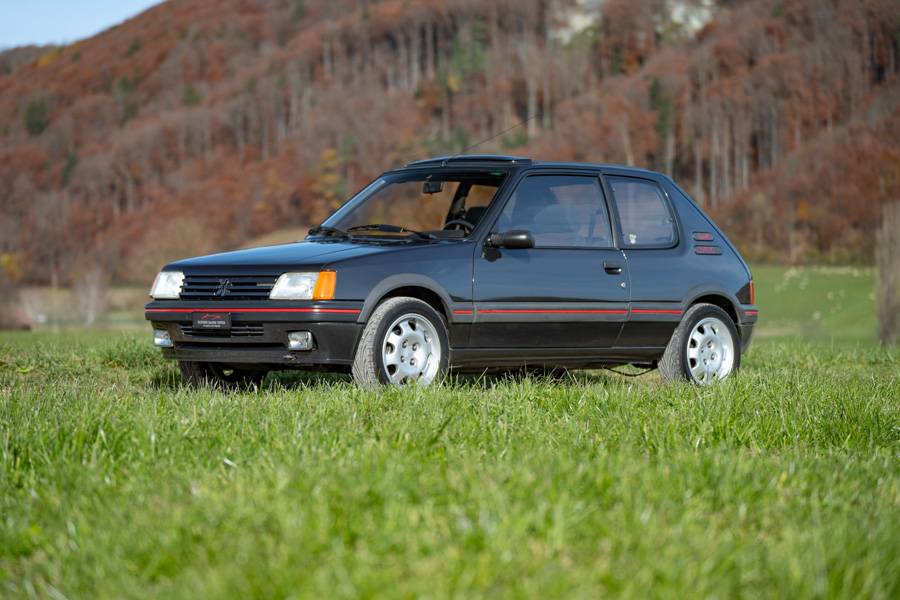 Bien sûr, les charmantes Françaises ne pouvaient pas manquer à l’appel : cette Peugeot 205 GTi de 1987 devrait changer de mains sans difficulté – pour environ 18 000 francs.
