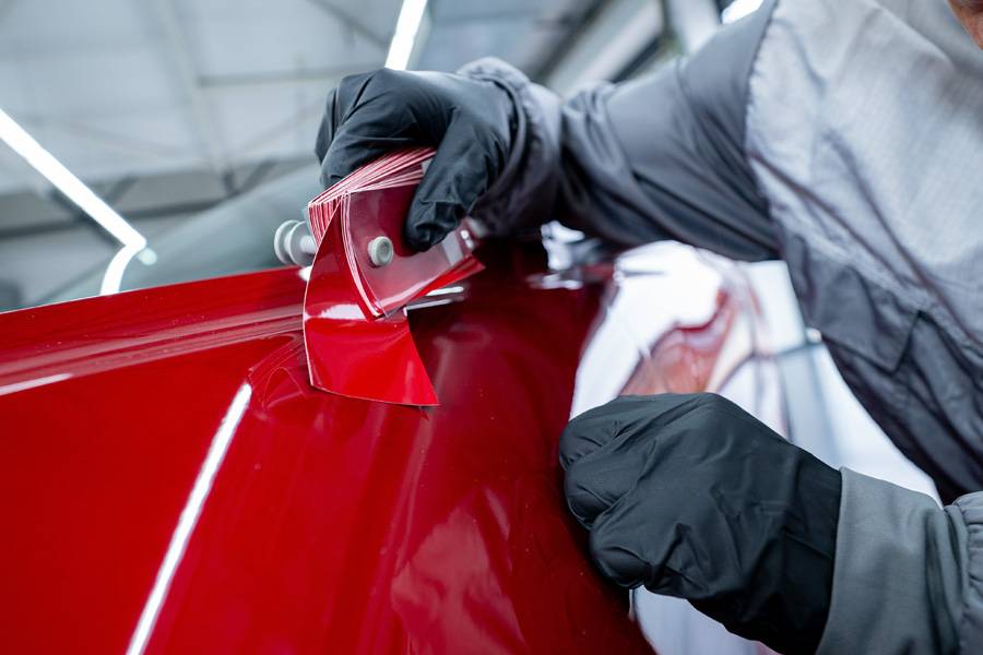 Perfekte Reparatur ist Präzisionsarbeit: Bei der Farbtonanpassung wird der Lack exakt auf das bestehende Fahrzeug abgestimmt, damit auch Jahre nach der Erstlackierung ein stimmiges Gesamtbild entsteht.