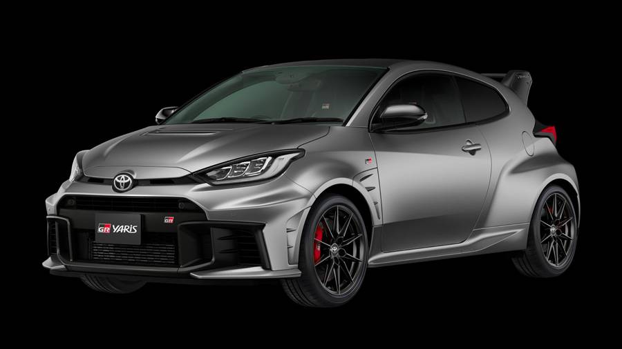 De face, le Toyota GR Yaris affiche un mélange de compacité et d’agressivité. Pour le millésime 2026, Toyota a affiné de manière ciblée la direction, le châssis et les pneumatiques afin d’améliorer encore la précision et le contrôle.