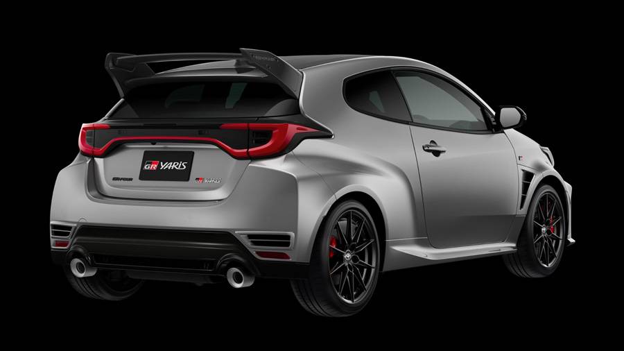 À l’arrière, le GR Yaris revendique sans détour son ADN de sport automobile. Dans la version Aero Performance en particulier, cette mise à jour montre qu’elle ne vise pas l’effet de style, mais davantage de stabilité et de maîtrise à haute vitesse.