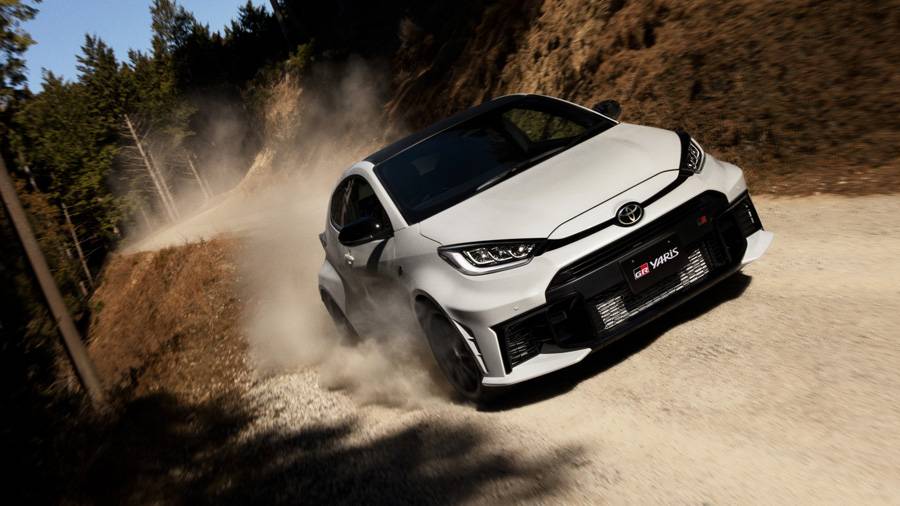 Sur terrain meuble, le GR Yaris semble toujours étonnamment à son aise. Les nouveaux Bridgestone Potenza Race, associés à une direction et à un amortissement finement recalibrés, doivent justement y apporter encore plus d’adhérence et de ressenti.