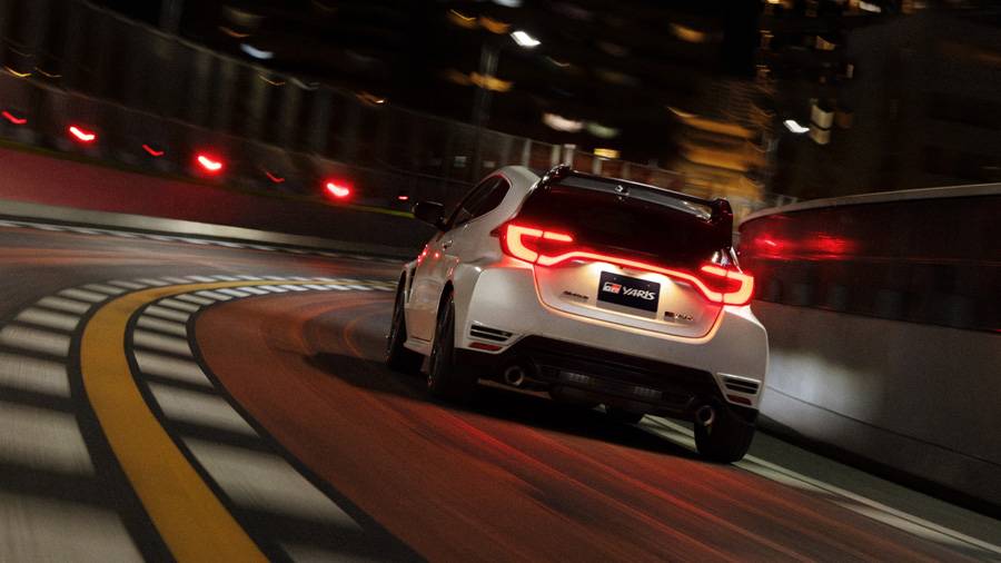 Même de nuit, le GR Yaris donne l’impression d’être constamment sous tension. Les dernières retouches apportées au châssis et à l’assistance de direction électrique visent à rendre cette dynamique non seulement perceptible, mais surtout plus précisément exploitable.