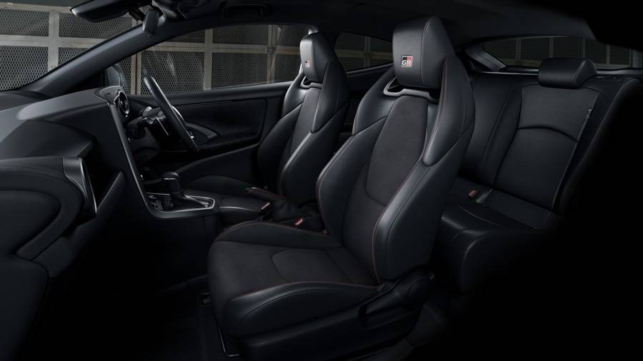 À bord, le GR Yaris reste clairement centré sur le conducteur. Les sièges sport, les proportions compactes et l’architecture fonctionnelle de l’habitacle rappellent qu’ici, l’enjeu n’est pas de soigner le décor, mais de favoriser la concentration.