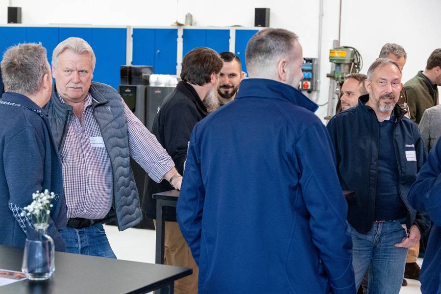 Zwischen Stehtischen und Werkstattalltag diskutieren die Gäste bei Wenger in Basel angeregt über neue Marken, Ersatzteile und die Herausforderungen im Aftersales.