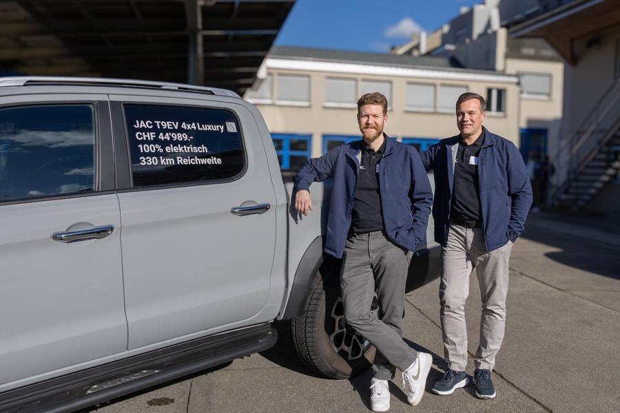 Kevin Baumann (l.) und Sebastian Bokor von JAC präsentieren neben vielen Informationen auch das Elektro-SUV T9 EV 4x4, das für knapp 45 000 Franken antritt.