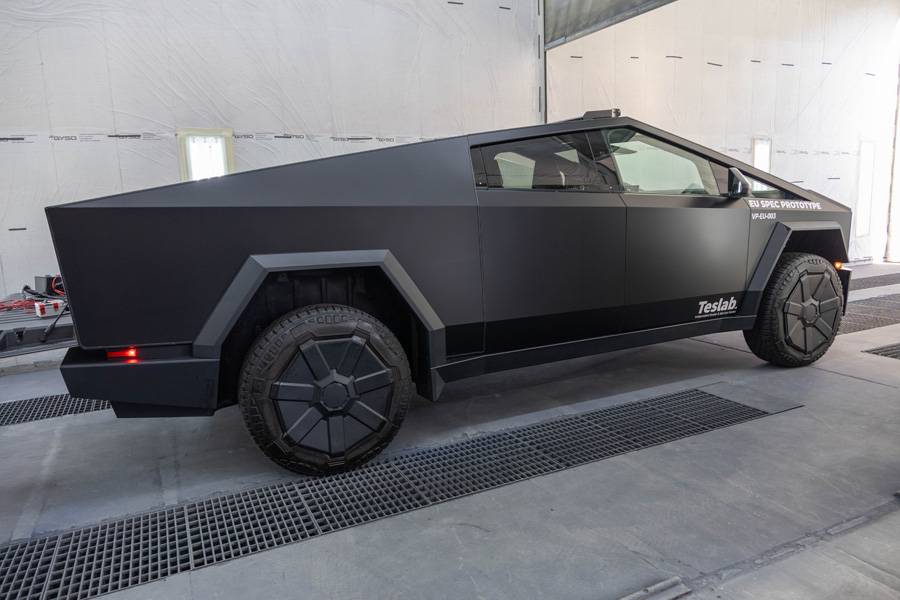 . . . von einem Tesla Cybertruck geht, den Seeholzer mit nach Basel brachte, weiss sein Team Rat: Da der Cybertruck in Europa nicht offiziell verkauft wird, ist auch das Ersatzteil-Handling speziell.