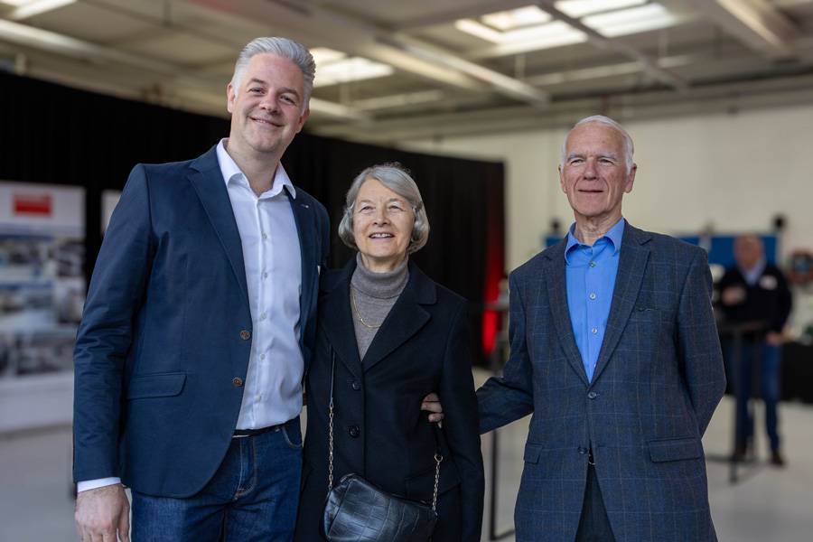 Arno Wenger, directeur général et propriétaire de l’entreprise Wenger depuis 2007, n’avait pas seulement invité de nombreux représentants de la branche à la « Rencontre d’atelier », mais aussi ses parents Chantal et Ruedi.