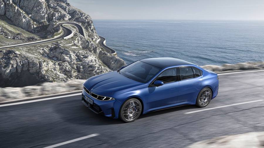 Aus der erhöhten Perspektive werden die gestreckte Silhouette, der lange Radstand und die präzise Linienführung besonders deutlich. Der neue i3 soll nicht bloss elektrisch sein, sondern wieder ein echter BMW 3er.