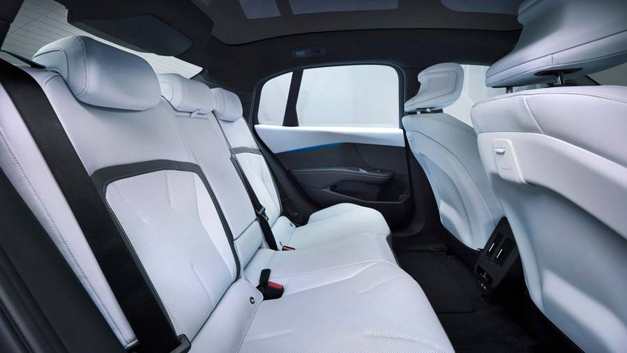 Im Fond profitiert der neue i3 von seiner eigenständigen Elektro-Architektur. Der Innenraum wirkt grosszügig, hell und luftig – ein klarer Unterschied zum früheren i3, der einst als kompakter Elektro-Sonderling antrat.