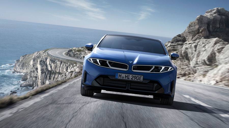 La face avant typique de BMW a été réinterprétée pour l’i3. La calandre, la signature lumineuse et les voies larges donnent à cette berline électrique une présence affirmée, sans renier son appartenance à la Série 3.