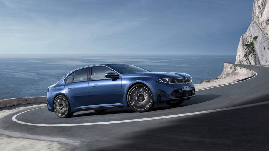 Le nouveau BMW i3 débute en version 50 xDrive, avec deux moteurs électriques, 345 kW et une autonomie provisoire pouvant atteindre 900 kilomètres selon le cycle WLTP. La silhouette reste celle d’une berline, mais l’ambition technique relève clairement de la Neue Klasse.