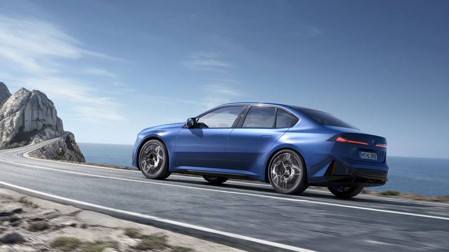 À l’arrière, le nouveau i3 mise sur la largeur plutôt que sur les artifices. Les feux horizontaux, les épaules marquées et la poupe nette soulignent sa volonté d’apparaître comme une berline sportive électrique, et non comme une simple démonstration technologique sur roues.