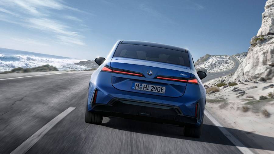 Même vu de l’arrière, la ligne reste claire : feux fins, voie large, surfaces épurées. Le nouveau BMW i3 entend faire entrer le caractère bien connu de la Série 3 dans l’ère électrique, avec davantage d’autonomie et une nouvelle technologie 800 volts.