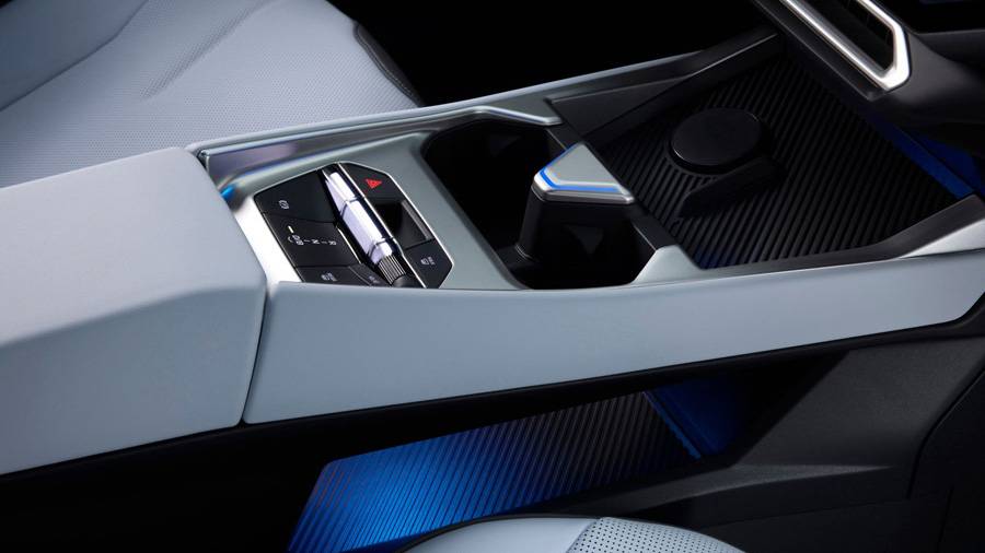 Moins de boutons, plus de structure : la console centrale du nouveau BMW i3 associe un dessin épuré à des commandes placées avec clarté. Zone de recharge par induction, sélecteur de marche et commandes physiques restent volontairement accessibles.