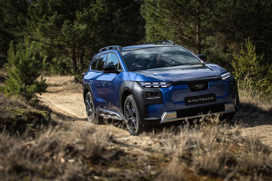 Der Subaru E-Outback im Offroad-Einsatz am Teltow-Fläming-Ring: Schon auf den ersten Metern zeigt das elektrische Flaggschiff, dass es nicht nur für den Boulevard gebaut wurde.