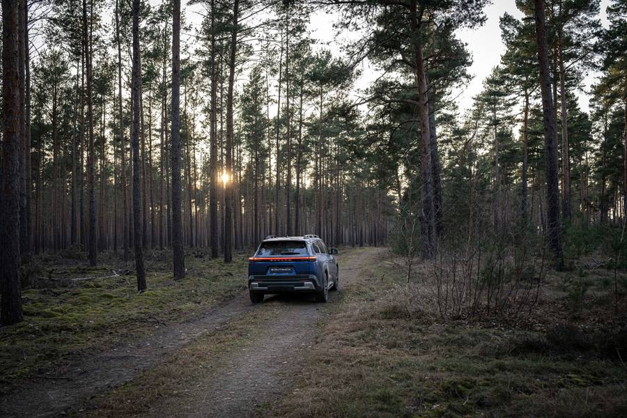 Zwischen Kiefern und Sandpiste wirkt der neue Subaru fast schon in seinem Element – weniger Showcar als Reisewagen mit ernst gemeintem Allradanspruch.