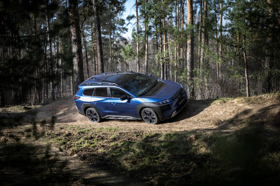 Im leichten Gelände wird sichtbar, worauf Subaru hier zielt: ein Elektroauto, das nicht bloss geschniegelt vorfahren, sondern auch abseits der Strasse bestehen soll.