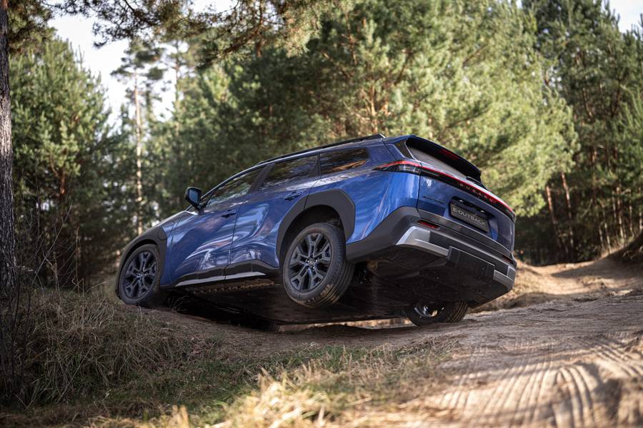 211 Millimeter Bodenfreiheit sind mehr als ein Prospektwert: Am Verschränkungshügel zeigt sich, dass die Geländetauglichkeit dieses Kombi-Crossovers nicht nur auf dem Papier existiert.