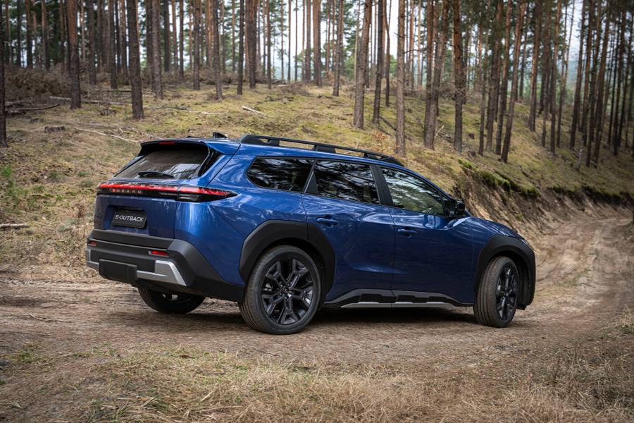 Markante Linien, robuste Beplankung und viel Bodenfreiheit: Der E-Outback übersetzt die bekannte Outback-Idee ins Elektrozeitalter, ohne seine praktische Herkunft zu verleugnen.