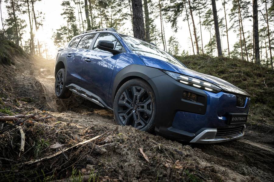 Steiler Hang, ausgefahrene Spur, wenig Platz für Korrekturen: Genau in solchen Momenten wirken X-Mode, Allradantrieb und fein dosierbare Kraft wie mehr als bloss technische Schlagworte.