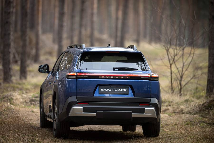 Das Heck zitiert klar die neue Elektro-Linie der Marke, der Name bleibt Programm: Der Subaru E-Outback soll Vielseitigkeit, Nutzwert und Robustheit in eine neue Antriebswelt hinüberretten.